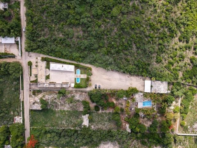 Venta de terreno de m?s de 4,000 m2 con construcci?n en Chichi Suarez, M?rida