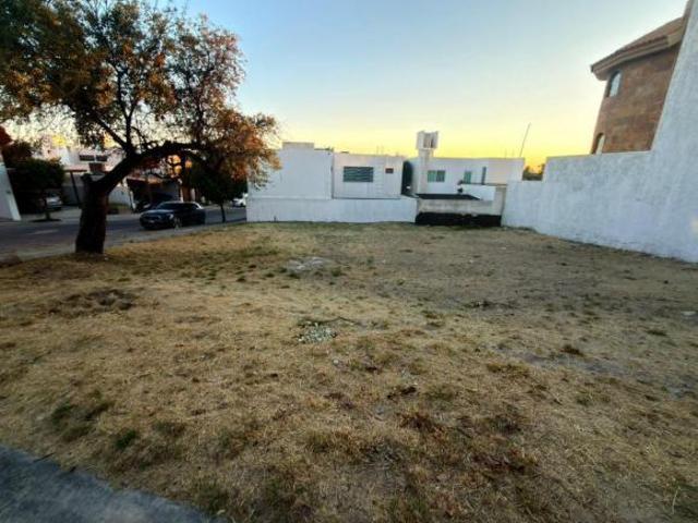 VENTA DE TERRENO EN LOMAS PUNTA DEL ESTE EN ESQUINA CLUSTER MRSELLA