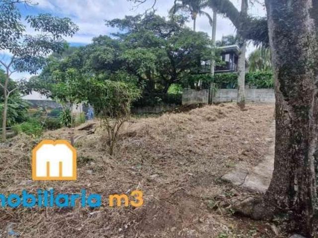 Venta de Terreno en residencial en Av. Calzada de las Palmas, cerca del Club Campestre