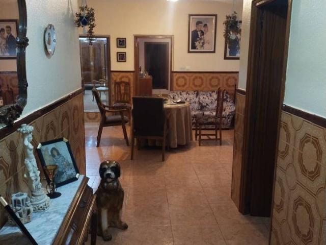 Venta de una amplia casa en Membrilla