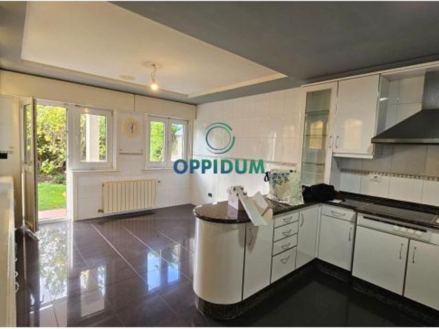Venta de unifamiliar adosado en urbanización privada, A Coruña