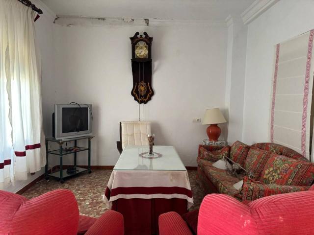 Venta de Vivienda 4 dormitorios y 1 baño con patio y trastero