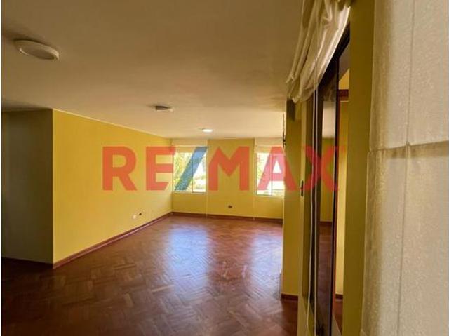 Venta De Amplio Departamento De 102 M² En La Perla Con Excelente Ubicación