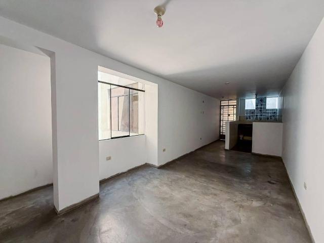 VENTA DE AMPLIO DEPARTAMENTO EN ATE FRENTE A PARQUE ID: 3 6 3 5 0