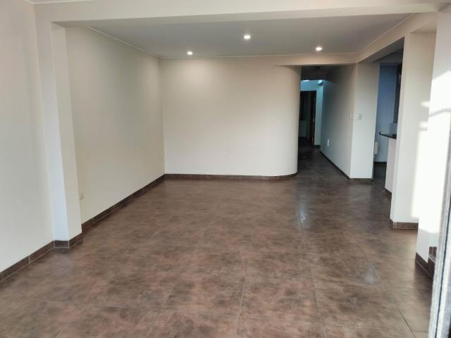 Venta de amplio departamento en Collique