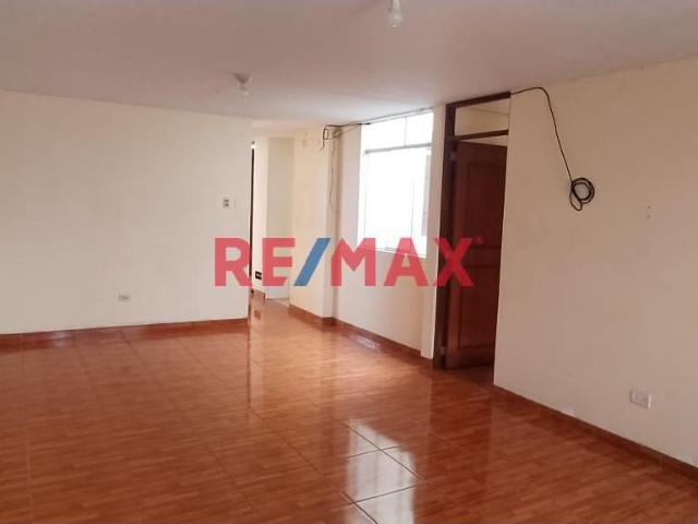 Venta De Amplio Departamento En Los Olivos