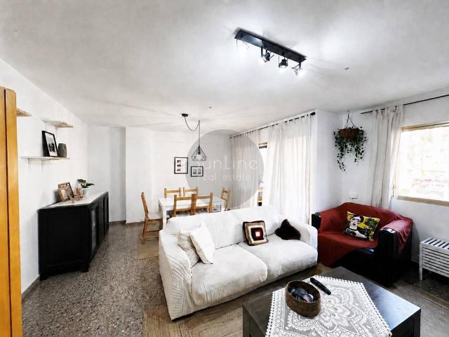 Venta de amplio piso de 170 m² con 5 dormitorios, garaje y trastero junto al centro de Valencia