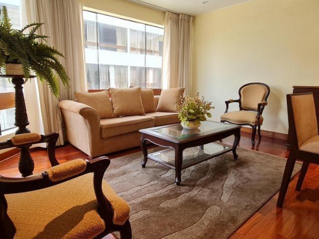 VENTA DE AMPLIO Y LUMINOSO DEPARTAMENTO EN SAN ISIDRO