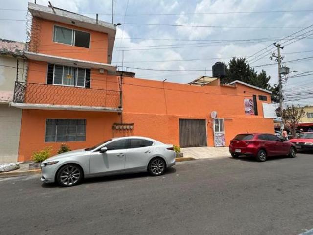 Venta de amplia casa con accesorias en Iztacalco