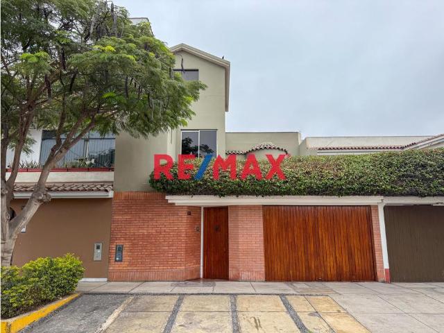 Venta De Amplia Casa En Surco Urb. Benavides