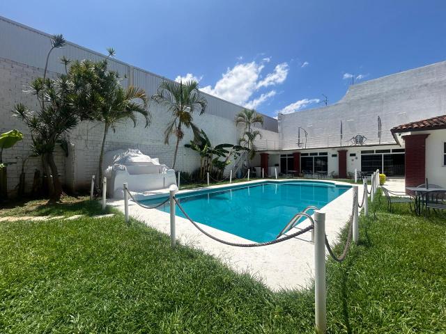Venta de amplia propiedad con superficie de 437.26 mts2 con alberca, 3 habitaciones y bungalow