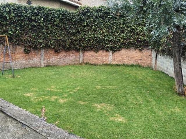 VENTA DE BONITA CASA CON JARDINES, PATIO Y AMPLIO ESTACIONAMIENTO