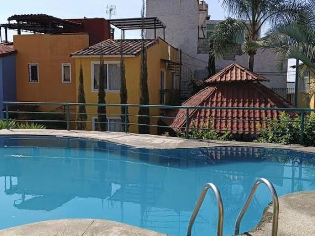 VENTA DE BONITA CASA EN FRACCIONAMIENTO CON ALBERCAS, PALAPAS Y JARDINES