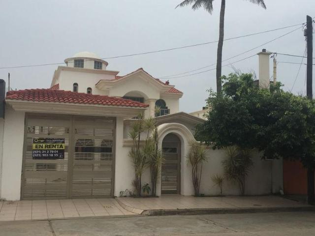 Venta de Bonita Casa en Francisco. Tellez, Col. Playa Sol