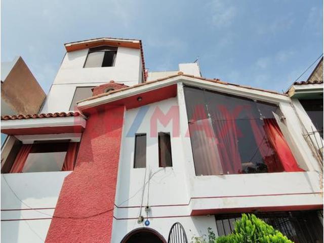 Venta De Casa Multifamiliar De 4 Pisos, Múltiples Habitaciones Y Baños Sobre Terreno De 173 M² C/Estacionamiento 299.28 M2 De Construccion