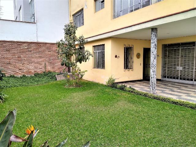 VENTA DE CASA MIRAFLORES EN ESQUINA FRENTE A PARQUE