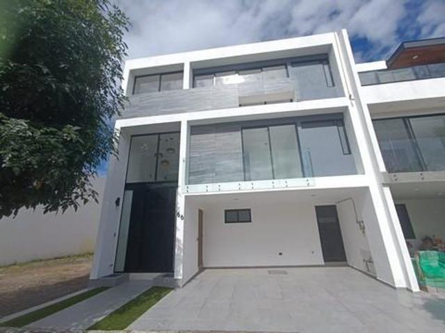 VENTA DE CASA NUEVA EN LOMAS DE ANGELOPOLIS CON RECAMARA EN PLANTA BAJA, PUEBLA