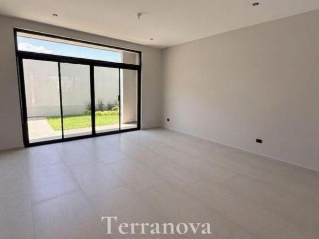Venta de casa nueva, equipada con 4 recamaras al norte de Saltillo