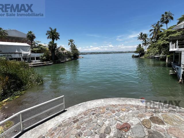 Venta de casa a la orilla del Lago de Tequesquitengo, Morelos?Clave 5911