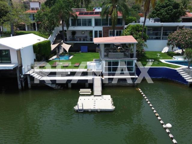Venta de casa a la orilla del Lago de Tequesquitengo, Morelos. Clave 6245