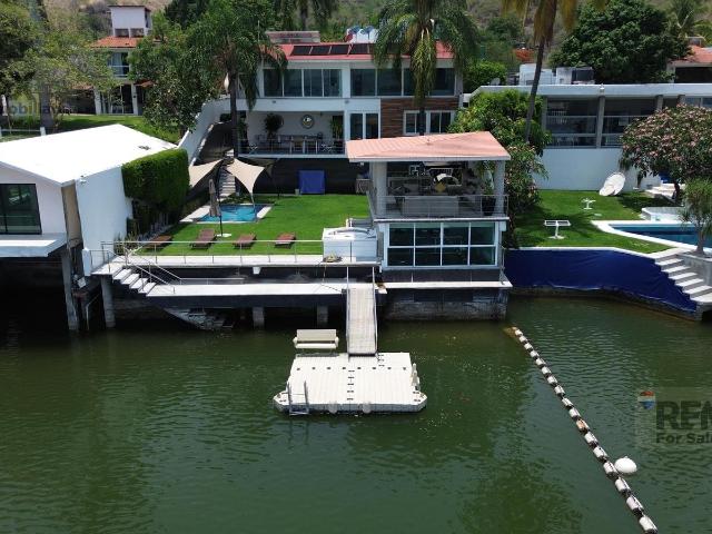 Venta de casa a la orilla del Lago de Tequesquitengo, Morelos?Clave 6245