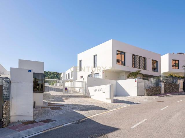 Venta de casa adosada a estrenar construida en 2024 – Donde el mar, la luz y la tranquilidad se convierten en tu forma de vida