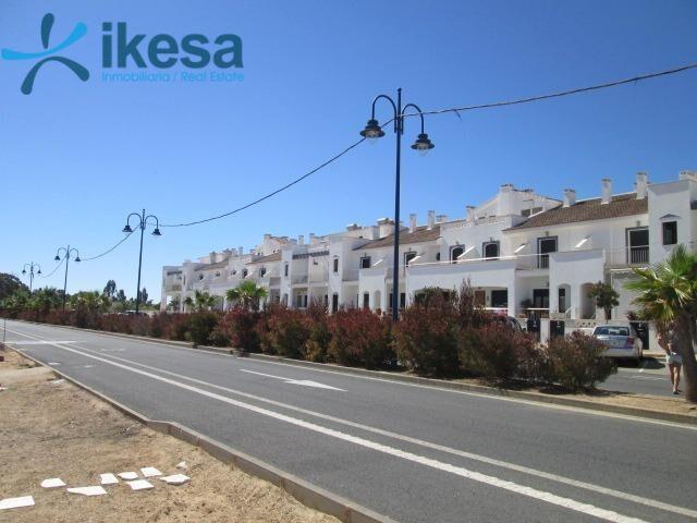 VENTA DE CASA ADOSADA EN AYAMONTE, HUELVA. ACTIVO INMOBILIARIO SIN POSESIÓN