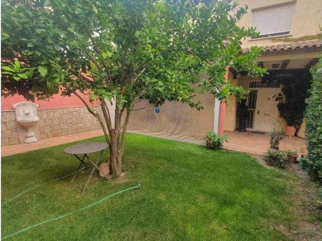 ¡Venta de Casa Adosada en Úbeda!