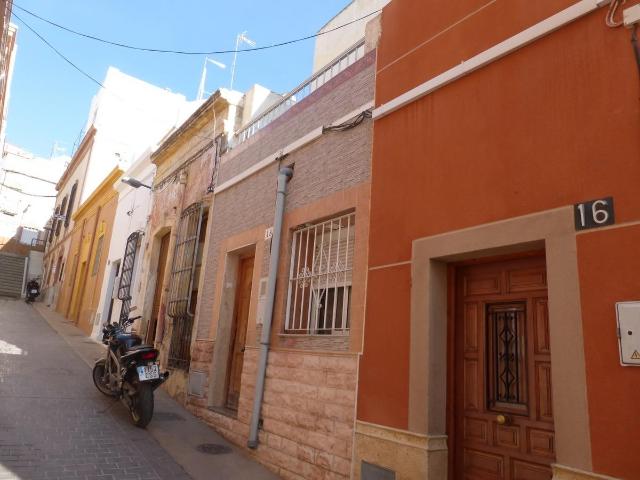 Venta de casa adosada sin posesión no visitable en Almería