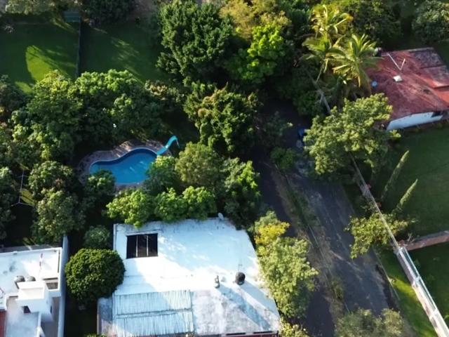 VENTA DE CASA, ALBERCA MAS TERRENO ADICIONAL $3 MILLONES DE PESOS EN FRACC. VERGELES, MORELOS