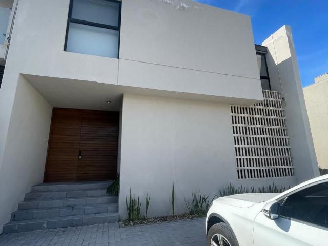 Venta de Casa Altozano, Querétaro, 4 habitaciones, recámara planta baja, nueva