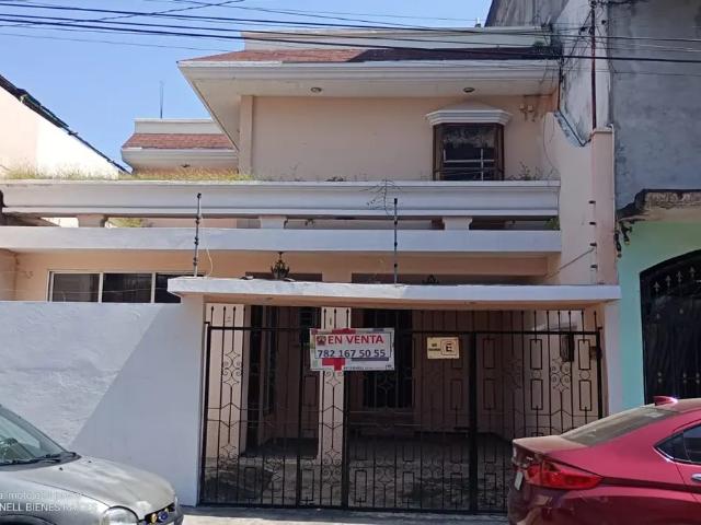 VENTA DE CASA CENTRICA DE 3 RECAMARAS CON ACABADOS EN MADERA ZONA CENTRO