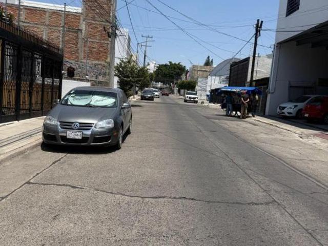 Venta de casa colonia universitaria. a una cuadra. Del Cucei y a dos cuadras del tren ligero