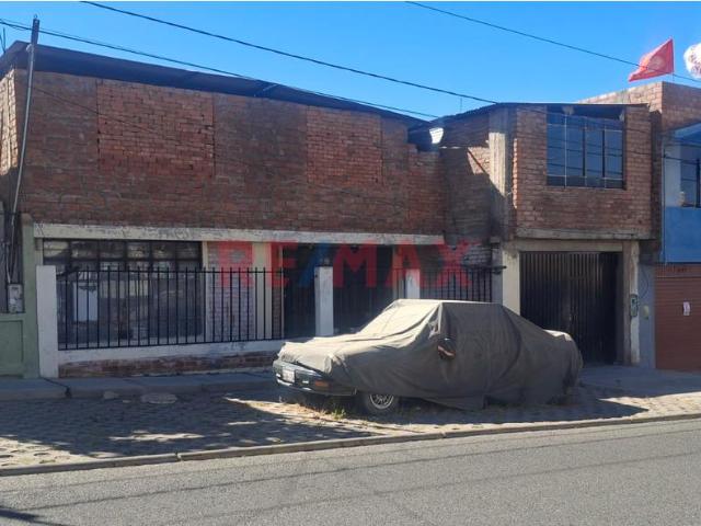 Venta De Casa Como Terreno En Plena Avenida Cayma Acequia Alta