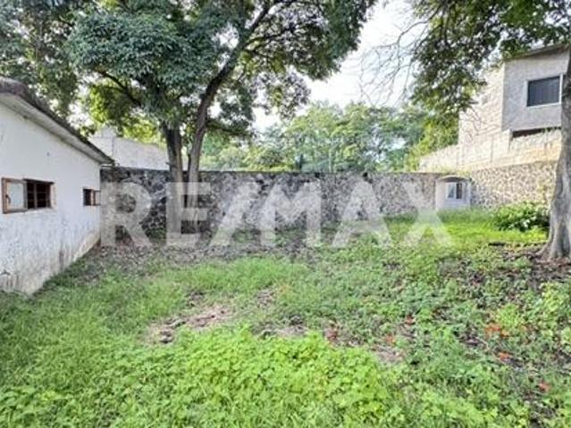 Venta de casa cómo terreno, Jiutepec, Morelos. Clave 5870
