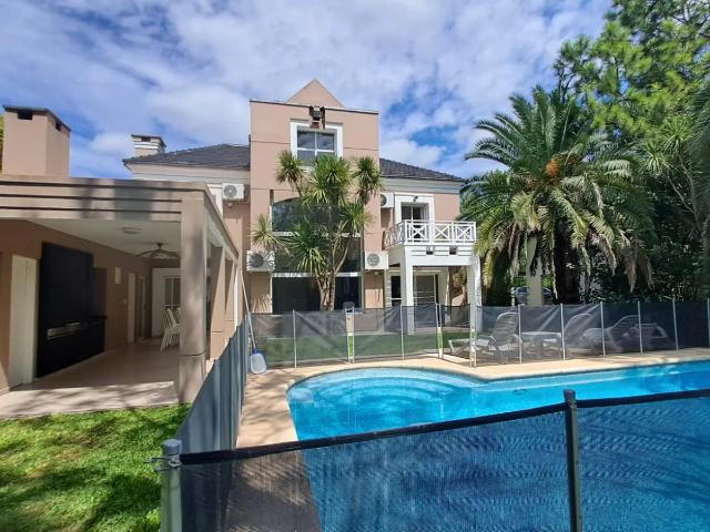 Venta de Casa con 5 Dormitorios pileta y vista al golf en Saint Thomas Sur