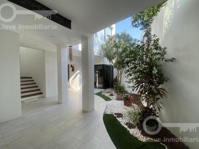 Venta de Casa con 2 Niveles en Fracc. Real de Palmas, Coatzacoalcos, Ver