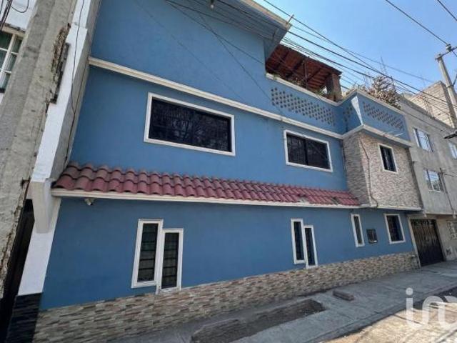 Venta de Casa con 3 departamentos separados. ¡Potencial de triple renta!