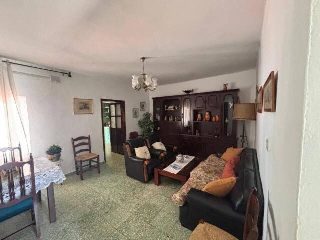 Venta de casa con 3 dormitorios y baño, patio, y cochera