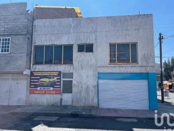 Venta de casa con 3 locales comerciales y 3 departamentos independientes