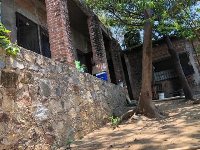 Venta de Casa con Terreno y acceso al Mar en La Quebrada, Acapulco