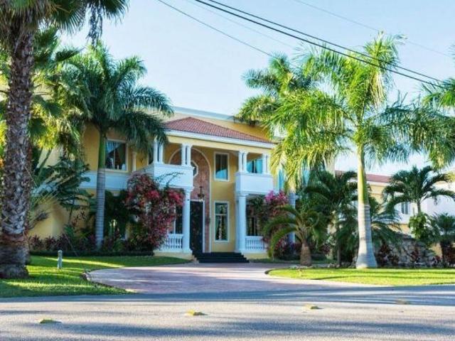 Venta de casa con vista al campo dentro de Club de Golf La Ceiba