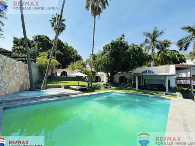 Venta de casa con acceso y vista al Lago de Tequesquitengo, Morelos…Clave 5416