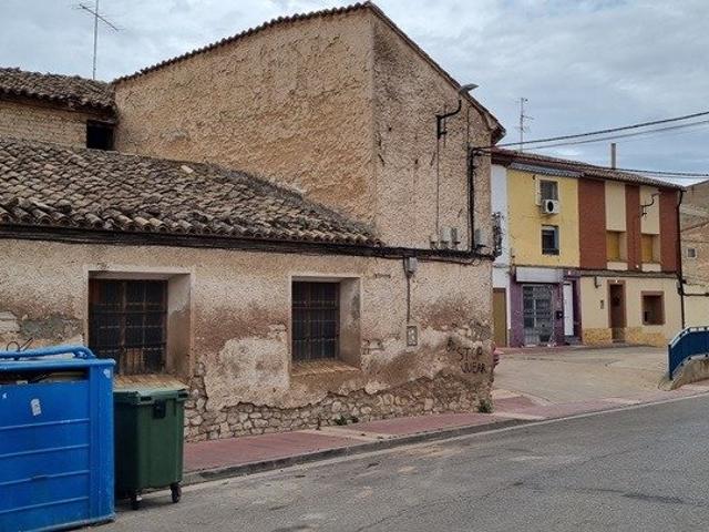 Venta de casa con almacén en Épila