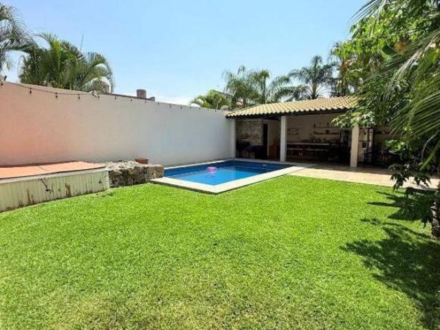 Venta de Casa con alberca en Fracc. Las Fincas