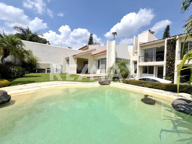 Venta de casa con alberca en la Col. Delicias, Cuernavaca, Morelos. Clave 6155