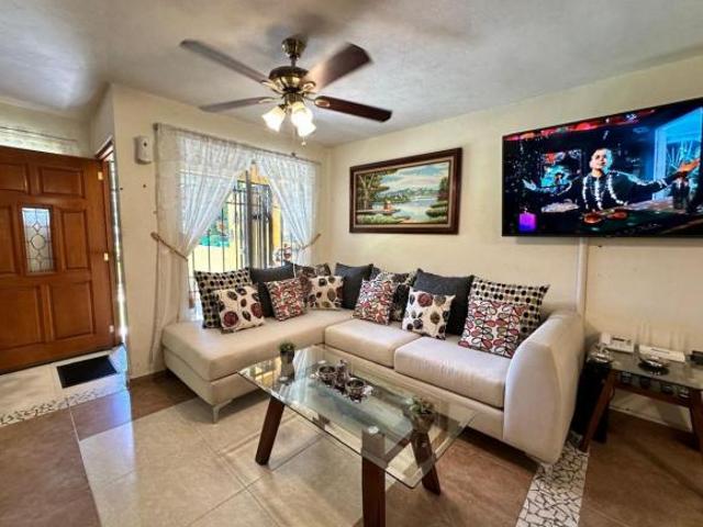 Venta de casa con alberca en Real Tezoyuca, Morelos