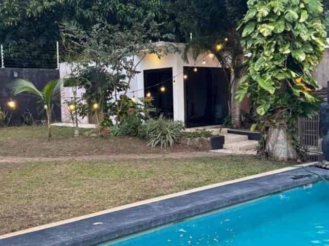Venta de Casa con alberca, jardines, aire acondicionado a 3 minutos del aeropuerto
