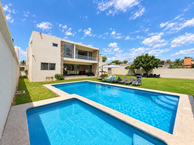 Venta de casa con alberca y amplio jardín, en Altos de Oaxtepec, Morelos. Clave 6393