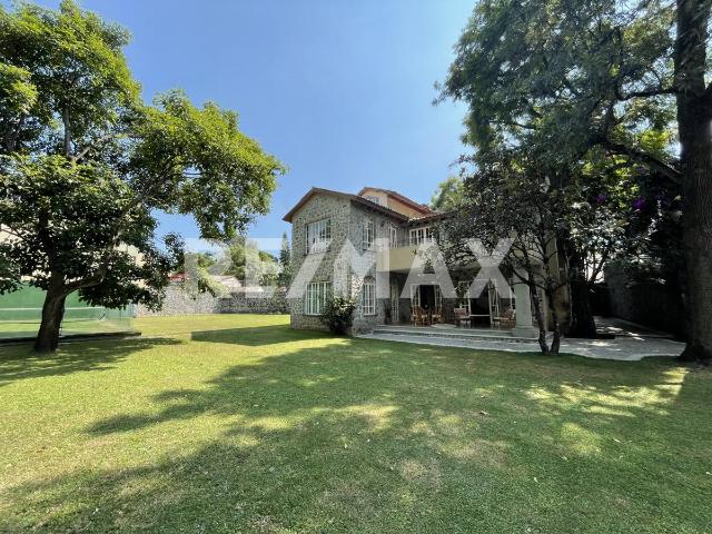 Venta de casa con alberca y jardín, Col. Tlaltenango, Cuernavaca, Morelos. Clave 5915